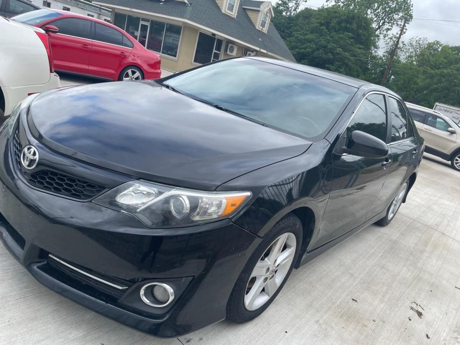2012 BLACK TOYOTA CAMRY BASE (4T1BF1FK1CU) with an 2.5L engine, Automatic transmission, located at 4415 NE 28th St., Haltom City, TX, 76117, (817) 222-9334, 0.000000, 0.000000 - Photo #2
