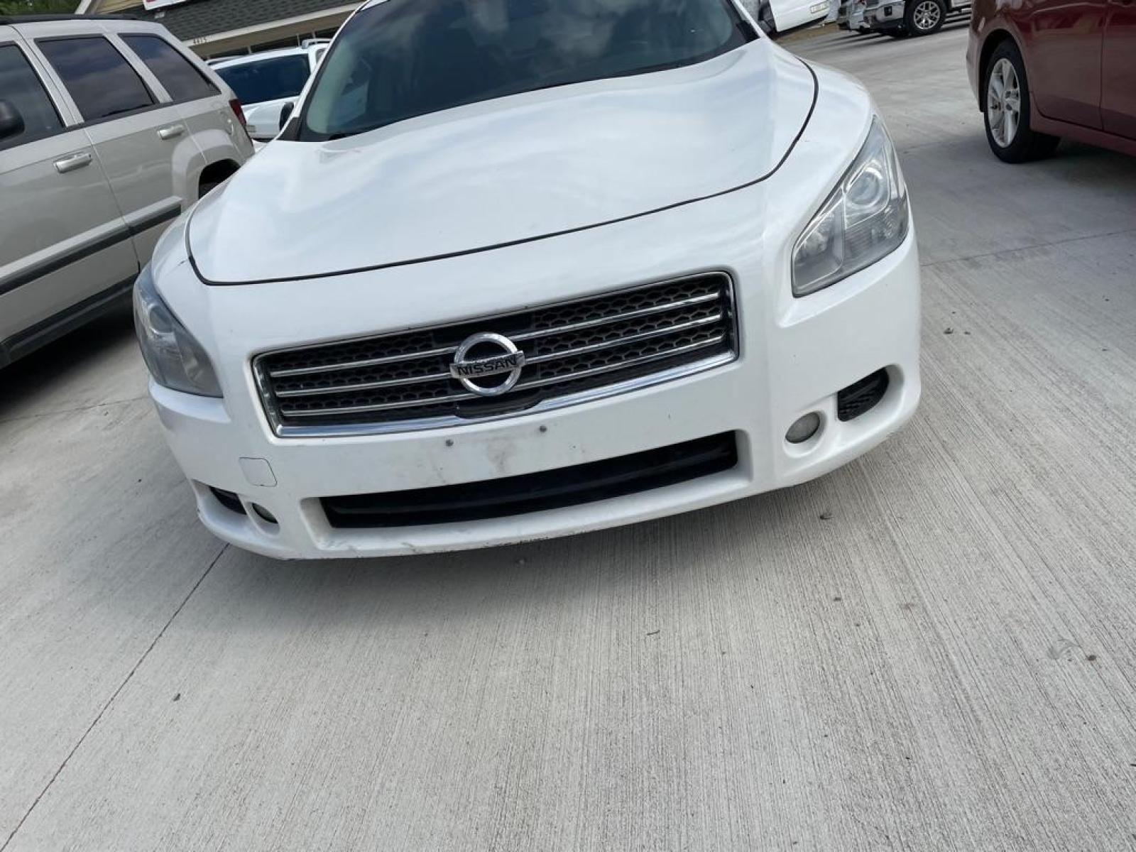 2010 WHITE NISSAN MAXIMA S (1N4AA5APXAC) with an 3.5L engine, Continuously Variable transmission, located at 4415 NE 28th St., Haltom City, TX, 76117, (817) 222-9334, 0.000000, 0.000000 - Photo #2