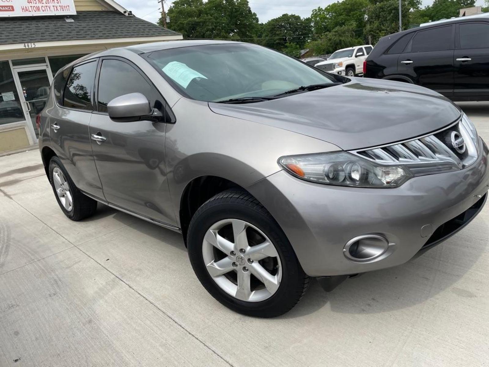 2009 GRAY NISSAN MURANO S (JN8AZ18U99W) with an 3.5L engine, Continuously Variable transmission, located at 4415 NE 28th St., Haltom City, TX, 76117, (817) 222-9334, 0.000000, 0.000000 - Photo #2
