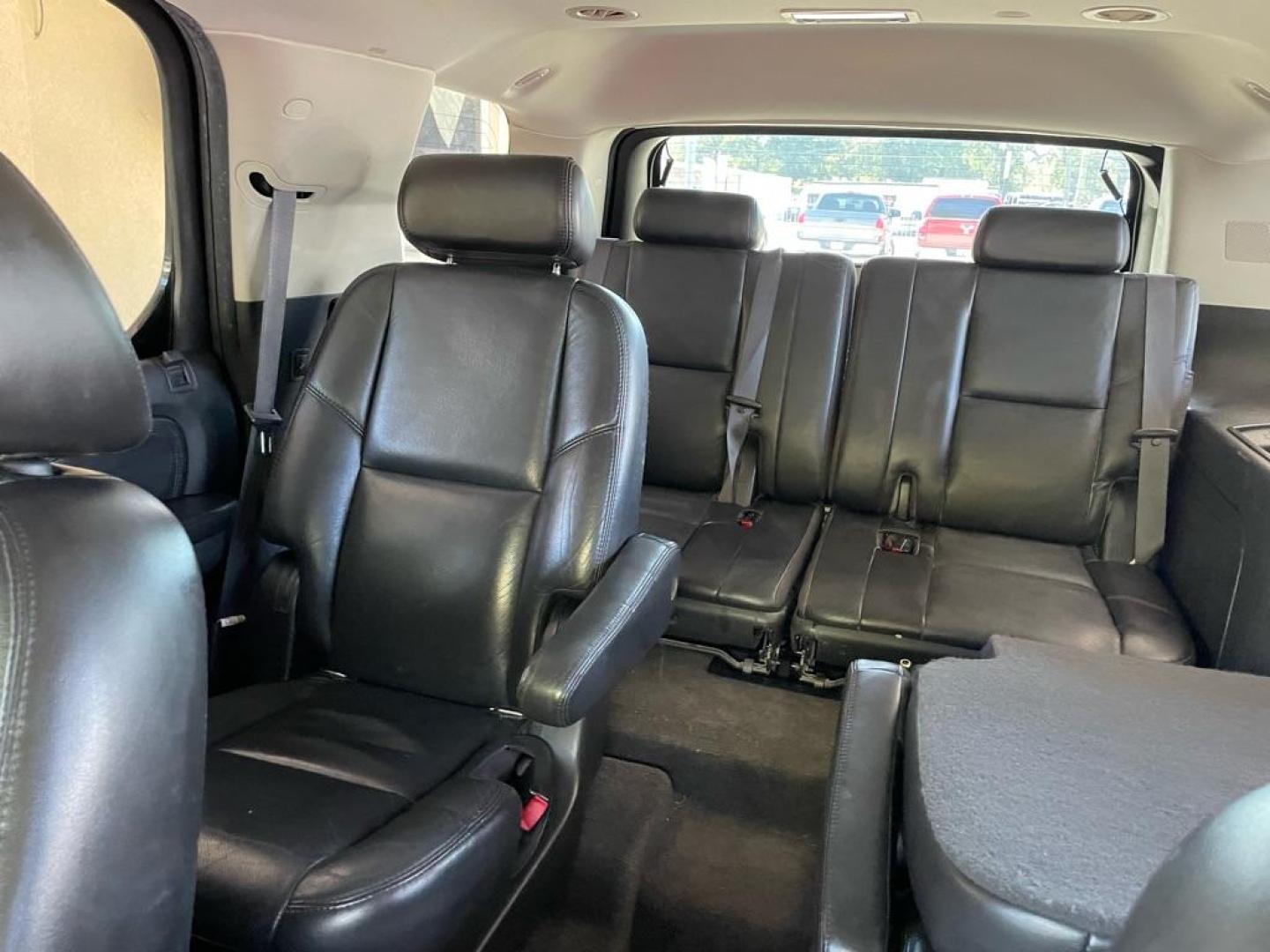 2007 BLACK CADILLAC ESCALADE LUXURY (1GYFK63867R) with an 6.2L engine, Automatic transmission, located at 4415 NE 28th St., Haltom City, TX, 76117, (817) 222-9334, 0.000000, 0.000000 - Photo#4
