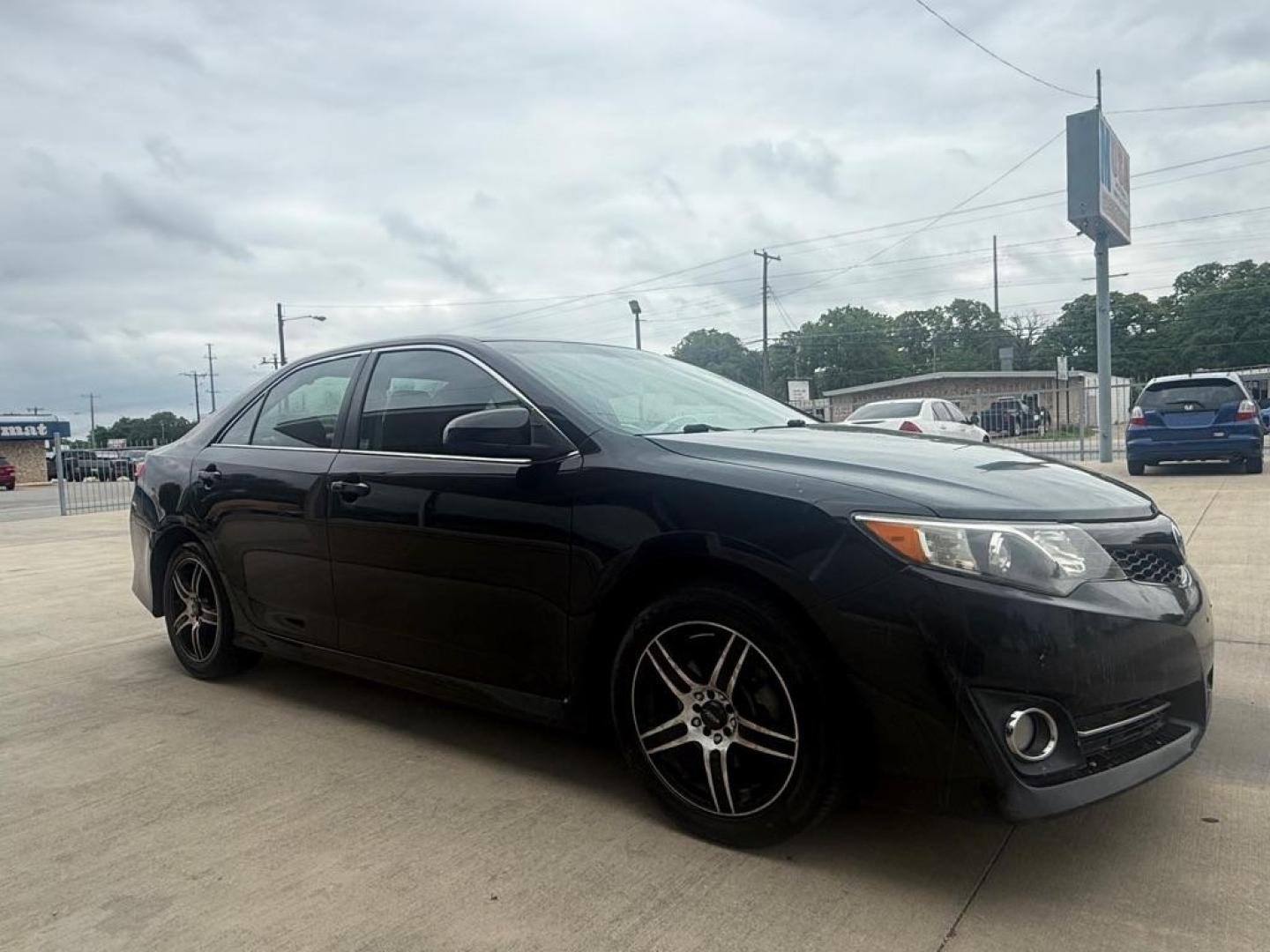 2012 BLACK TOYOTA CAMRY BASE (4T1BF1FKXCU) with an 2.5L engine, Automatic transmission, located at 4415 NE 28th St., Haltom City, TX, 76117, (817) 222-9334, 0.000000, 0.000000 - Photo#2