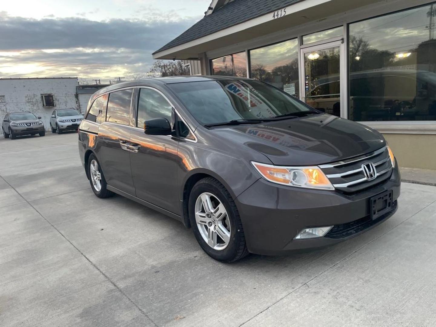 2012 GRAY HONDA ODYSSEY TOURING (5FNRL5H92CB) with an 3.5L engine, Automatic transmission, located at 4415 NE 28th St., Haltom City, TX, 76117, (817) 222-9334, 0.000000, 0.000000 - Photo#1