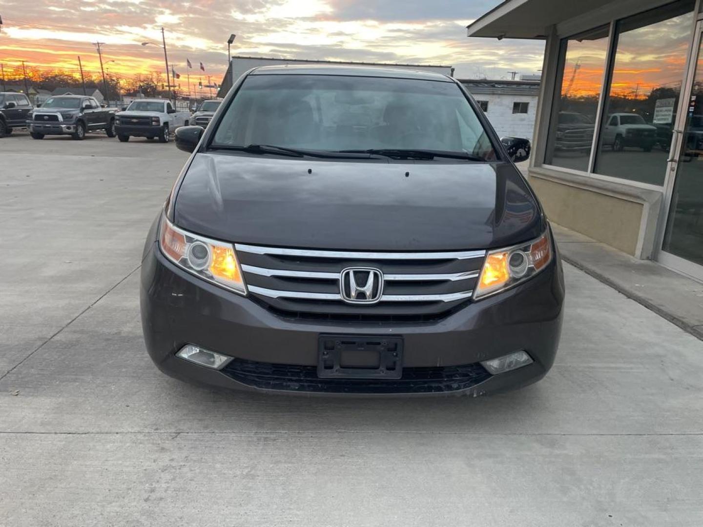2012 GRAY HONDA ODYSSEY TOURING (5FNRL5H92CB) with an 3.5L engine, Automatic transmission, located at 4415 NE 28th St., Haltom City, TX, 76117, (817) 222-9334, 0.000000, 0.000000 - Photo#2