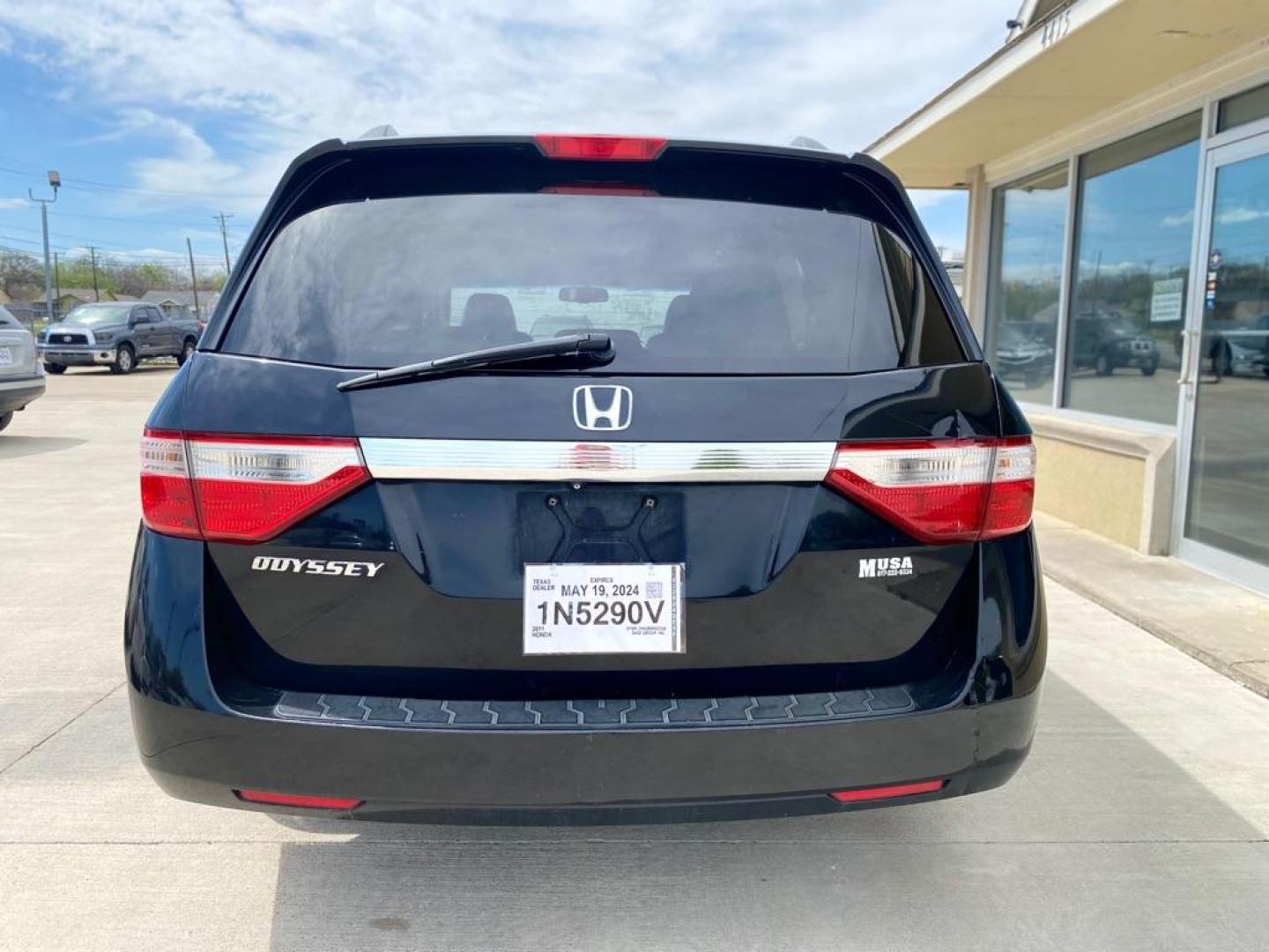 2011 BLACK HONDA ODYSSEY EXL (5FNRL5H62BB) with an 3.5L engine, Automatic transmission, located at 4415 NE 28th St., Haltom City, TX, 76117, (817) 222-9334, 0.000000, 0.000000 - Photo#5