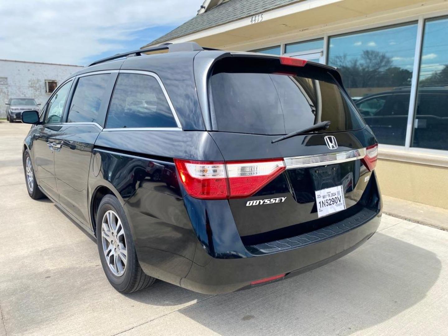 2011 BLACK HONDA ODYSSEY EXL (5FNRL5H62BB) with an 3.5L engine, Automatic transmission, located at 4415 NE 28th St., Haltom City, TX, 76117, (817) 222-9334, 0.000000, 0.000000 - Photo#3