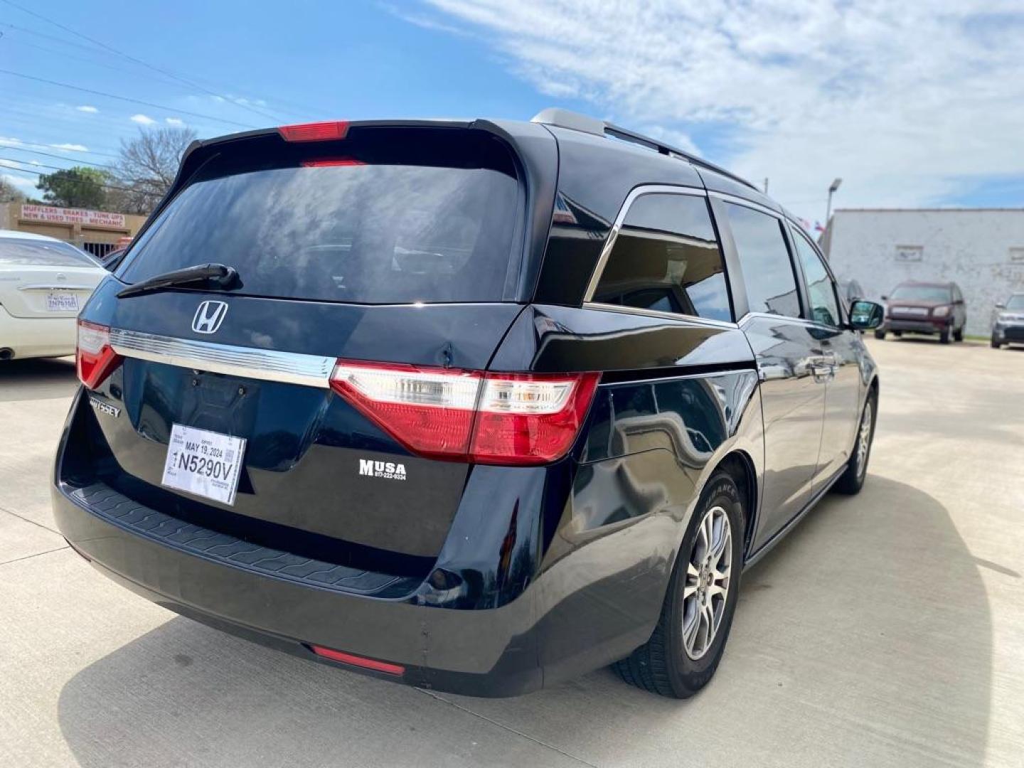 2011 BLACK HONDA ODYSSEY EXL (5FNRL5H62BB) with an 3.5L engine, Automatic transmission, located at 4415 NE 28th St., Haltom City, TX, 76117, (817) 222-9334, 0.000000, 0.000000 - Photo#4