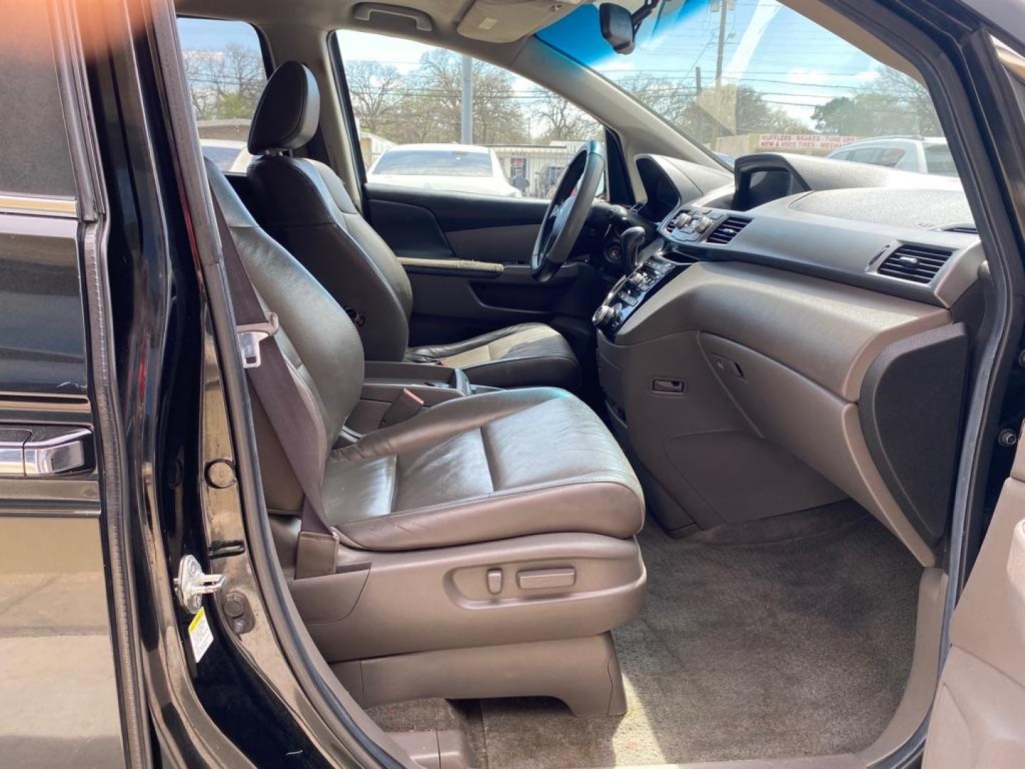 2011 BLACK HONDA ODYSSEY EXL (5FNRL5H62BB) with an 3.5L engine, Automatic transmission, located at 4415 NE 28th St., Haltom City, TX, 76117, (817) 222-9334, 0.000000, 0.000000 - Photo#6