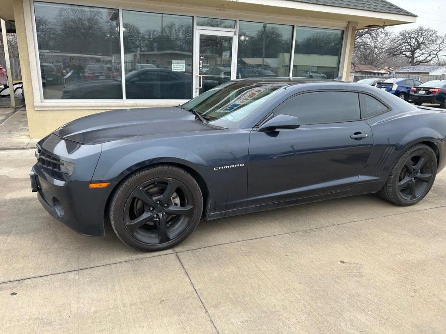 2013 BLUE CHEVROLET CAMARO LT (2G1FB1E31D9) with an 3.6L engine, Automatic transmission, located at 4415 NE 28th St., Haltom City, TX, 76117, (817) 222-9334, 0.000000, 0.000000 - Photo#2