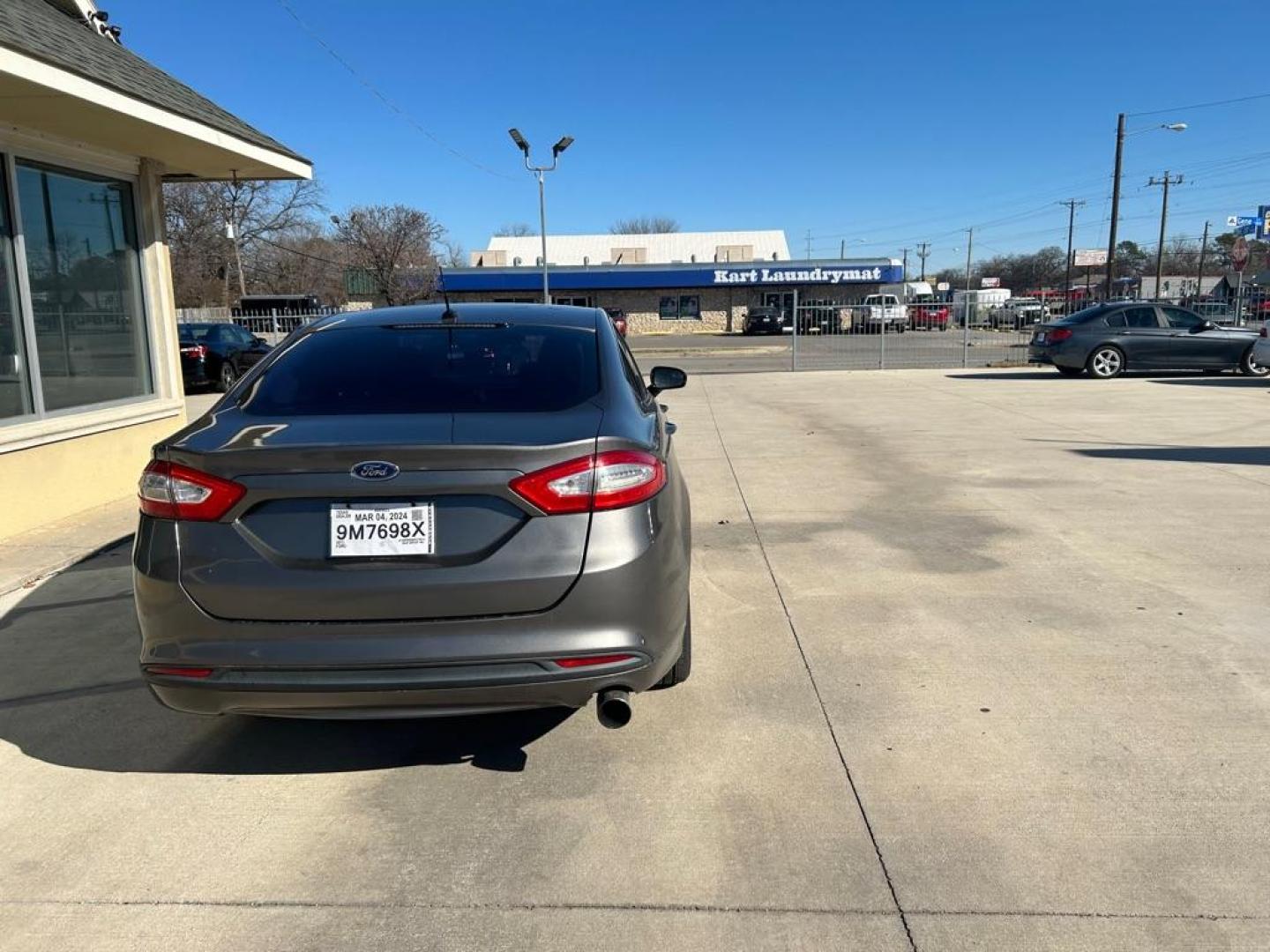 2013 GRAY FORD FUSION SE (3FA6P0HR6DR) with an 1.6L engine, Automatic transmission, located at 4415 NE 28th St., Haltom City, TX, 76117, (817) 222-9334, 0.000000, 0.000000 - Photo#4