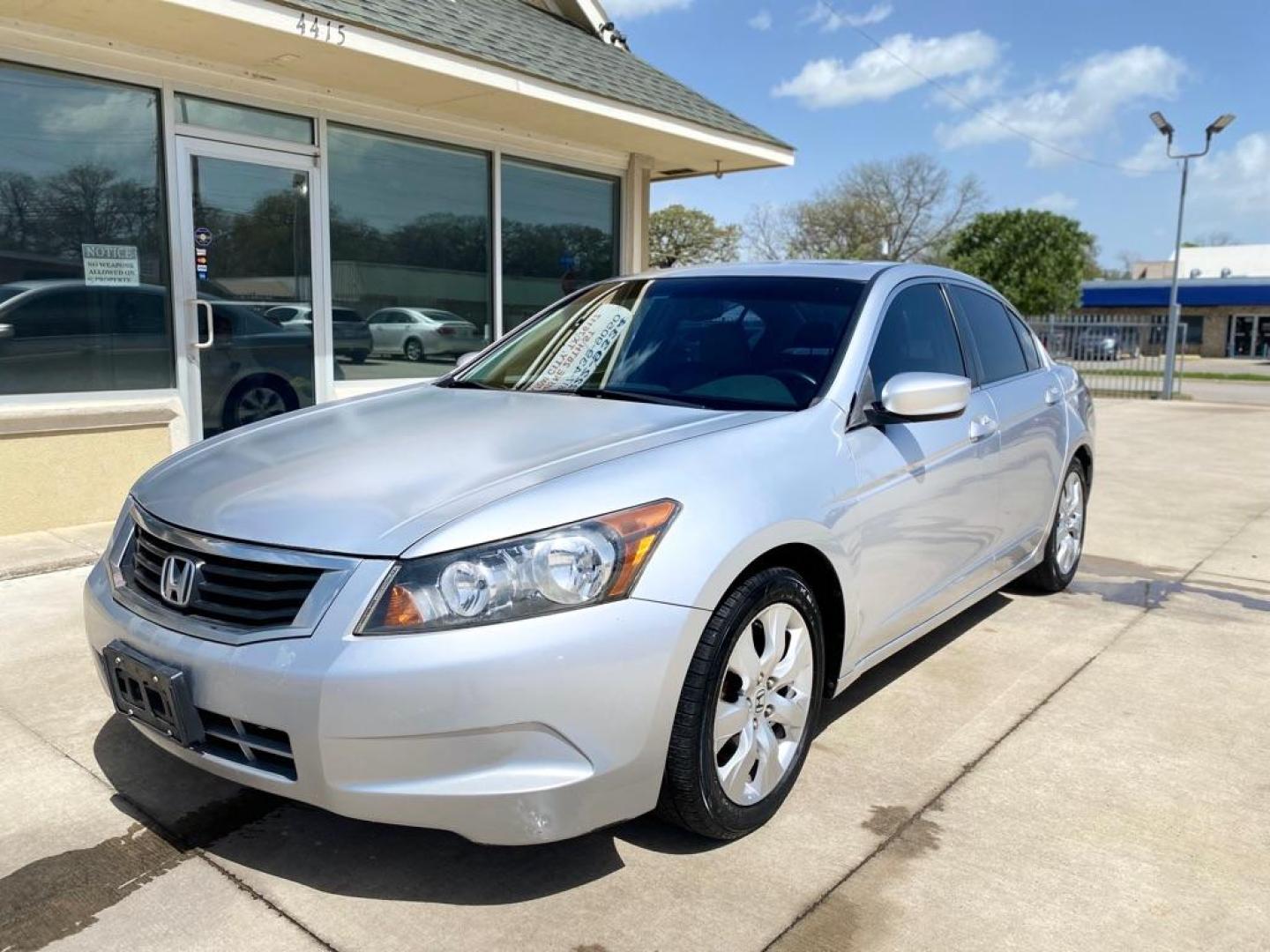 2008 SILVER HONDA ACCORD EXL (JHMCP26838C) with an 2.4L engine, Automatic transmission, located at 4415 NE 28th St., Haltom City, TX, 76117, (817) 222-9334, 0.000000, 0.000000 - Photo#0