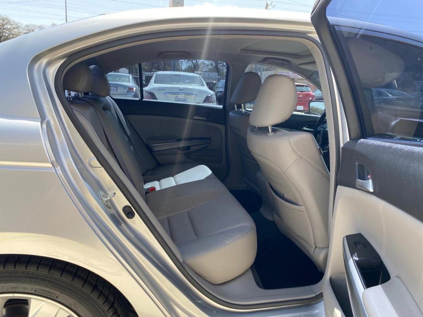 2008 SILVER HONDA ACCORD EXL (JHMCP26838C) with an 2.4L engine, Automatic transmission, located at 4415 NE 28th St., Haltom City, TX, 76117, (817) 222-9334, 0.000000, 0.000000 - Photo#9