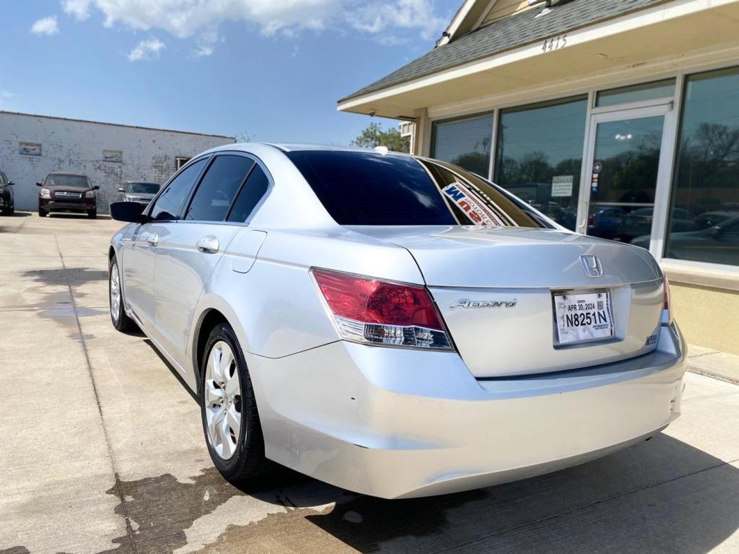 2008 SILVER HONDA ACCORD EXL (JHMCP26838C) with an 2.4L engine, Automatic transmission, located at 4415 NE 28th St., Haltom City, TX, 76117, (817) 222-9334, 0.000000, 0.000000 - Photo#4
