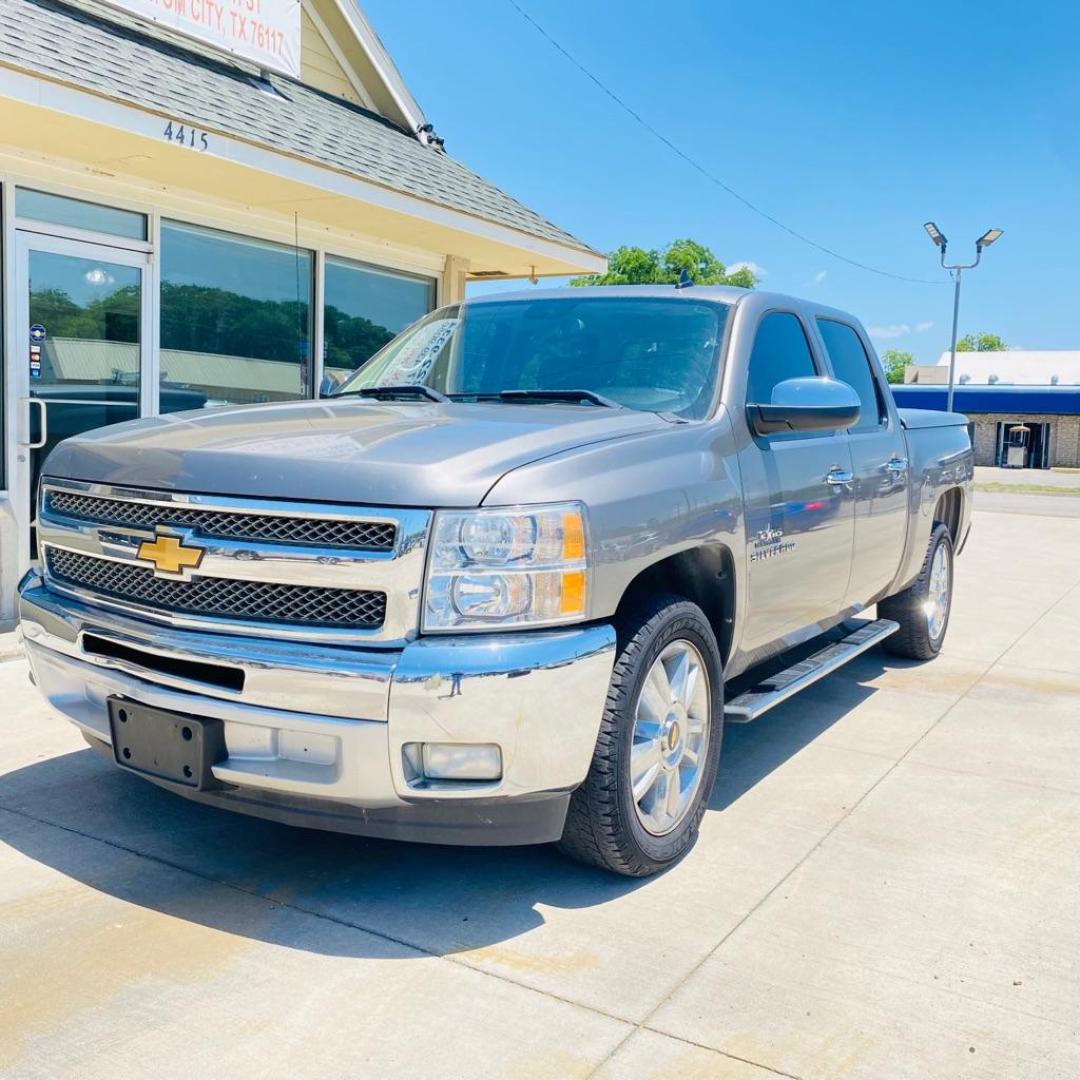 2013 GRAY CHEVROLET SILVERADO 1500 LT (3GCPCSE09DG) with an 5.3L engine, Automatic transmission, located at 4415 NE 28th St., Haltom City, TX, 76117, (817) 222-9334, 0.000000, 0.000000 - Photo#0