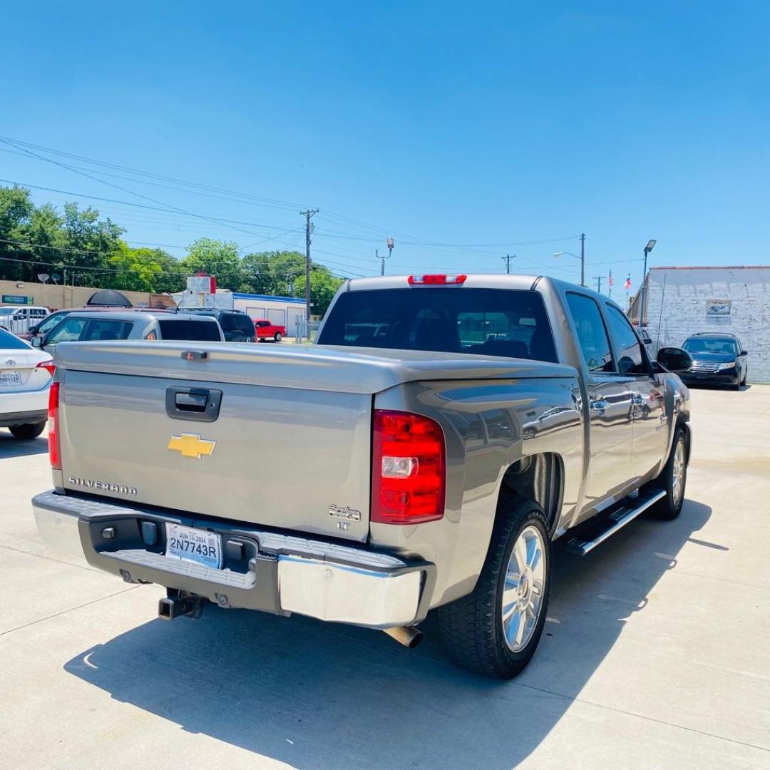 2013 GRAY CHEVROLET SILVERADO 1500 LT (3GCPCSE09DG) with an 5.3L engine, Automatic transmission, located at 4415 NE 28th St., Haltom City, TX, 76117, (817) 222-9334, 0.000000, 0.000000 - Photo#4