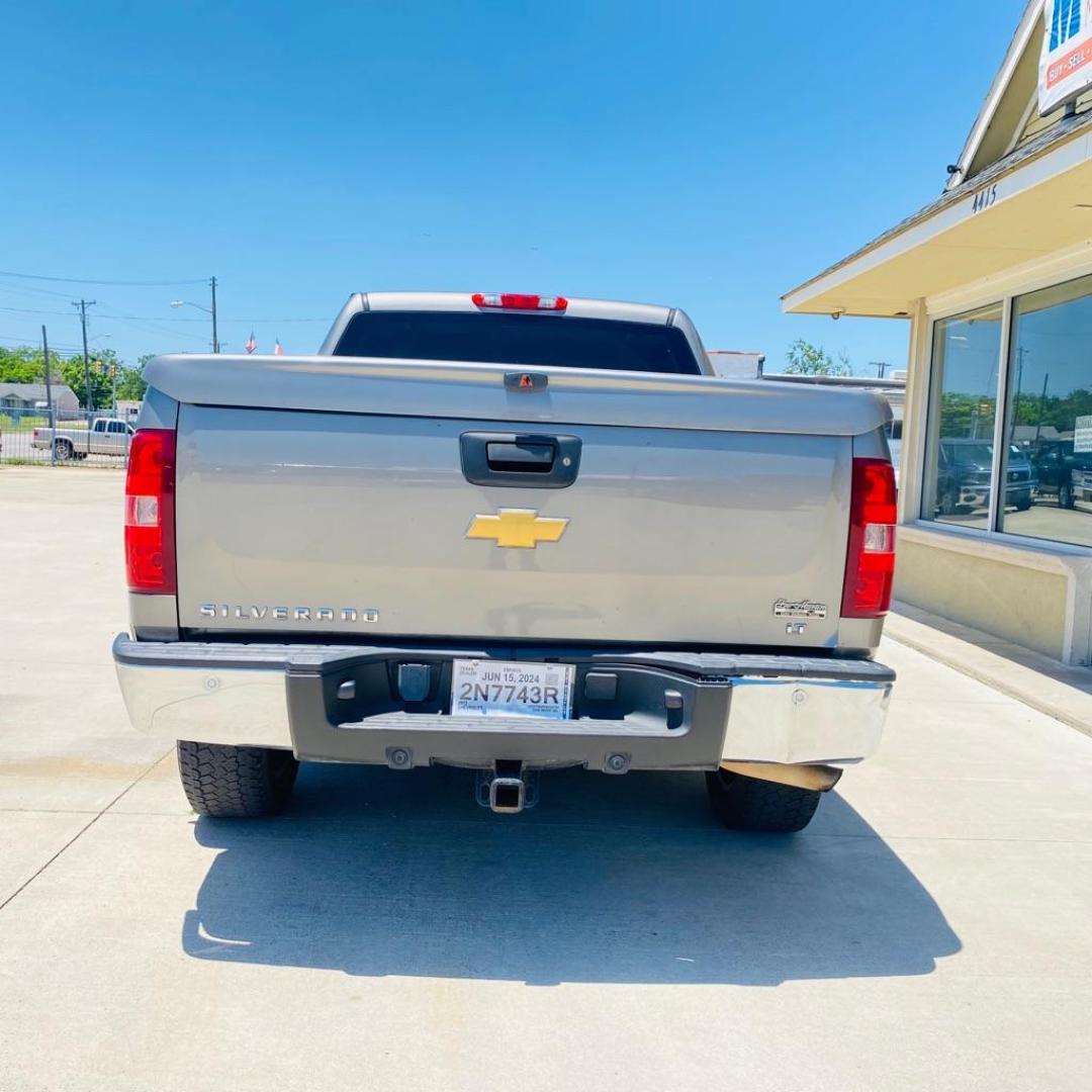 2013 GRAY CHEVROLET SILVERADO 1500 LT (3GCPCSE09DG) with an 5.3L engine, Automatic transmission, located at 4415 NE 28th St., Haltom City, TX, 76117, (817) 222-9334, 0.000000, 0.000000 - Photo#5
