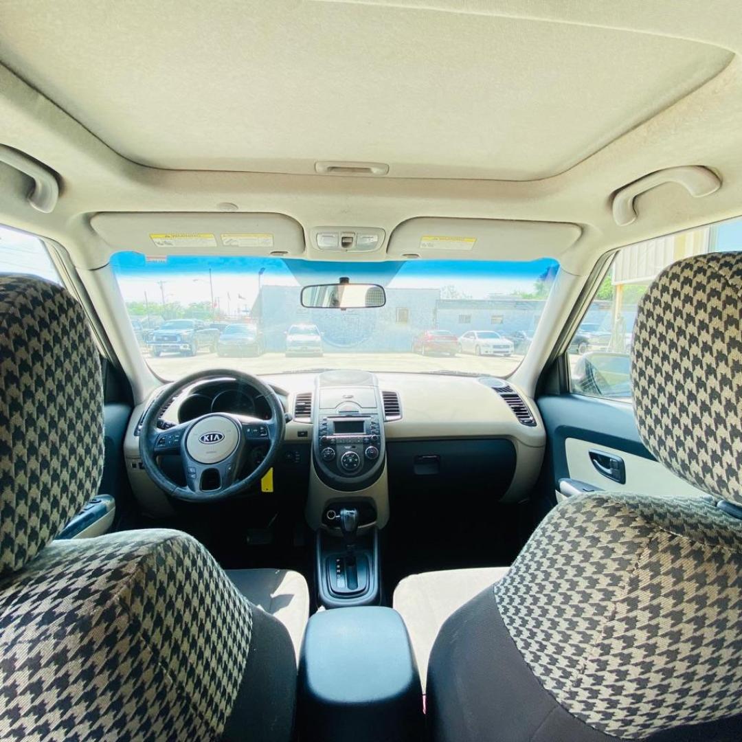 2010 GRAY KIA SOUL + (KNDJT2A27A7) with an 2.0L engine, Automatic transmission, located at 4415 NE 28th St., Haltom City, TX, 76117, (817) 222-9334, 0.000000, 0.000000 - Photo#9