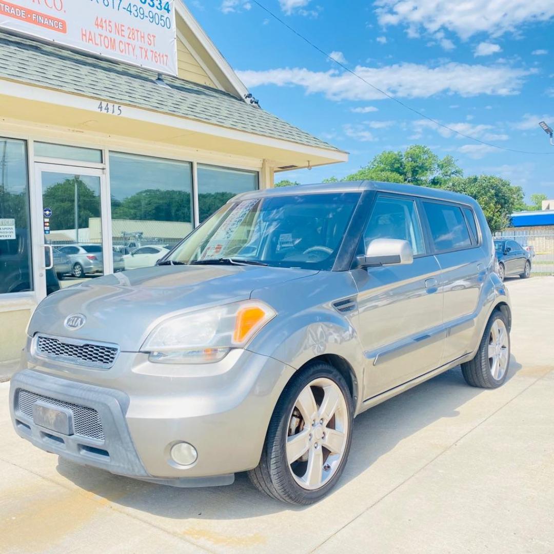 2010 GRAY KIA SOUL + (KNDJT2A27A7) with an 2.0L engine, Automatic transmission, located at 4415 NE 28th St., Haltom City, TX, 76117, (817) 222-9334, 0.000000, 0.000000 - Photo#0