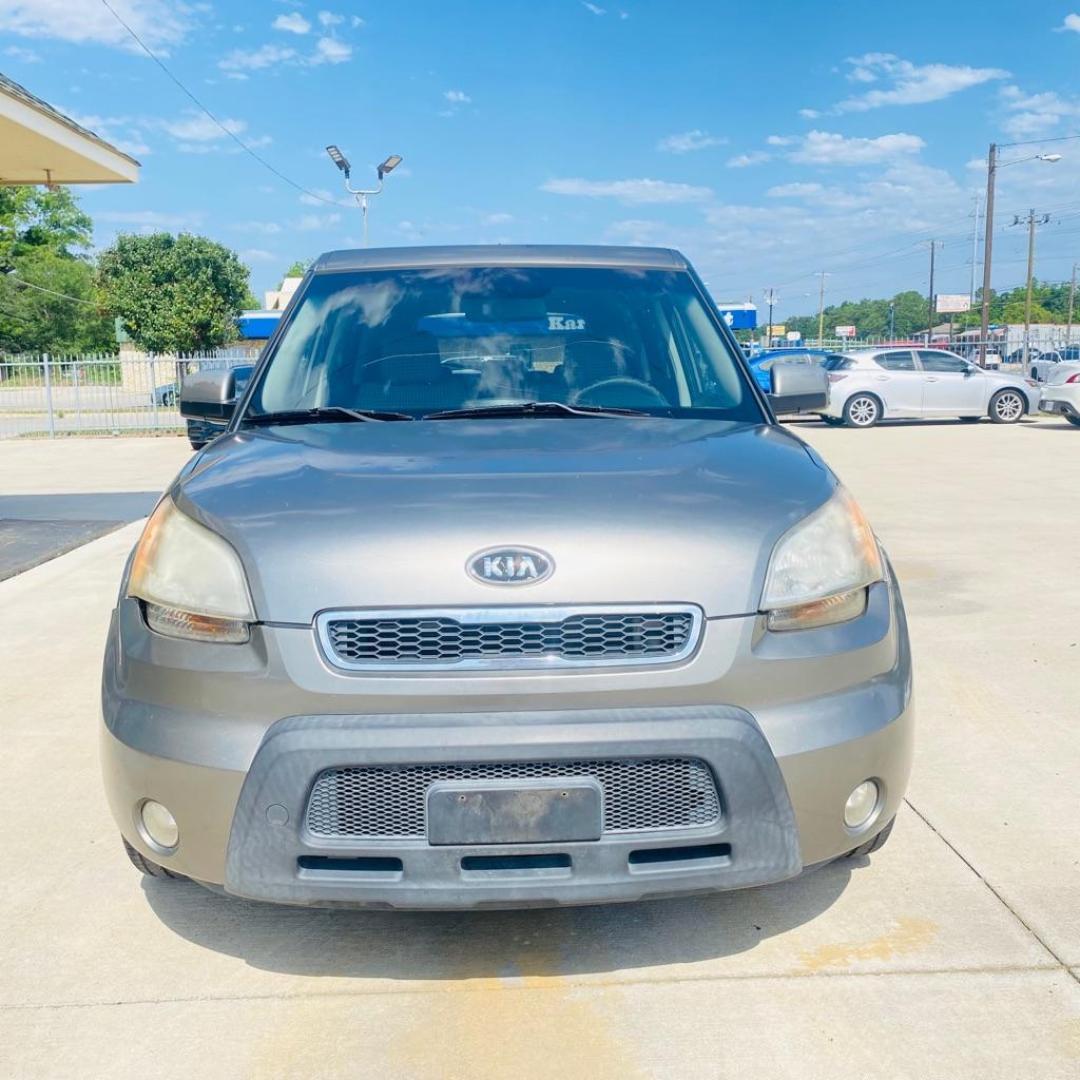 2010 GRAY KIA SOUL + (KNDJT2A27A7) with an 2.0L engine, Automatic transmission, located at 4415 NE 28th St., Haltom City, TX, 76117, (817) 222-9334, 0.000000, 0.000000 - Photo#1