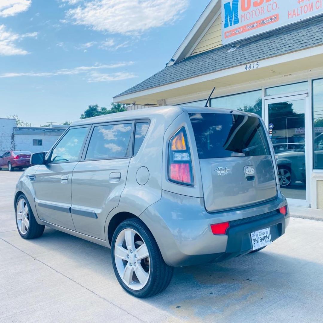 2010 GRAY KIA SOUL + (KNDJT2A27A7) with an 2.0L engine, Automatic transmission, located at 4415 NE 28th St., Haltom City, TX, 76117, (817) 222-9334, 0.000000, 0.000000 - Photo#3