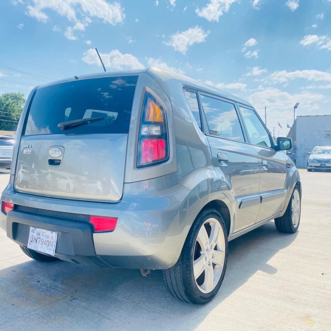 2010 GRAY KIA SOUL + (KNDJT2A27A7) with an 2.0L engine, Automatic transmission, located at 4415 NE 28th St., Haltom City, TX, 76117, (817) 222-9334, 0.000000, 0.000000 - Photo#4