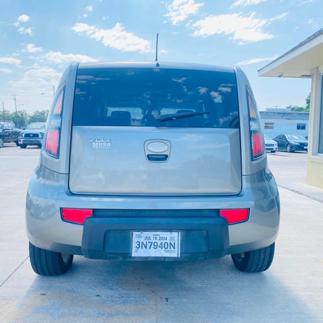 2010 GRAY KIA SOUL + (KNDJT2A27A7) with an 2.0L engine, Automatic transmission, located at 4415 NE 28th St., Haltom City, TX, 76117, (817) 222-9334, 0.000000, 0.000000 - Photo#5