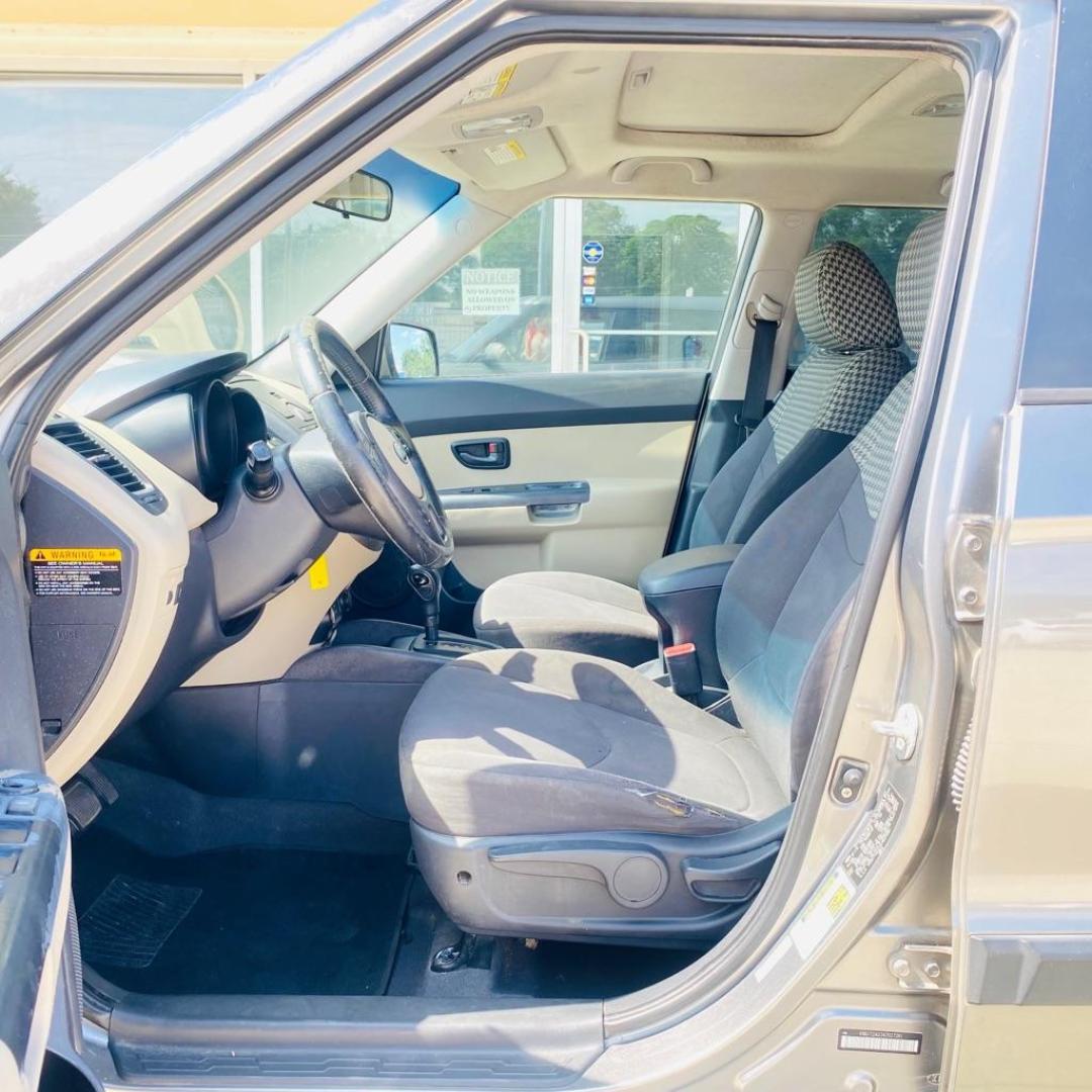 2010 GRAY KIA SOUL + (KNDJT2A27A7) with an 2.0L engine, Automatic transmission, located at 4415 NE 28th St., Haltom City, TX, 76117, (817) 222-9334, 0.000000, 0.000000 - Photo#7