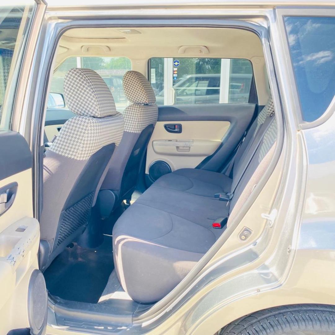 2010 GRAY KIA SOUL + (KNDJT2A27A7) with an 2.0L engine, Automatic transmission, located at 4415 NE 28th St., Haltom City, TX, 76117, (817) 222-9334, 0.000000, 0.000000 - Photo#8