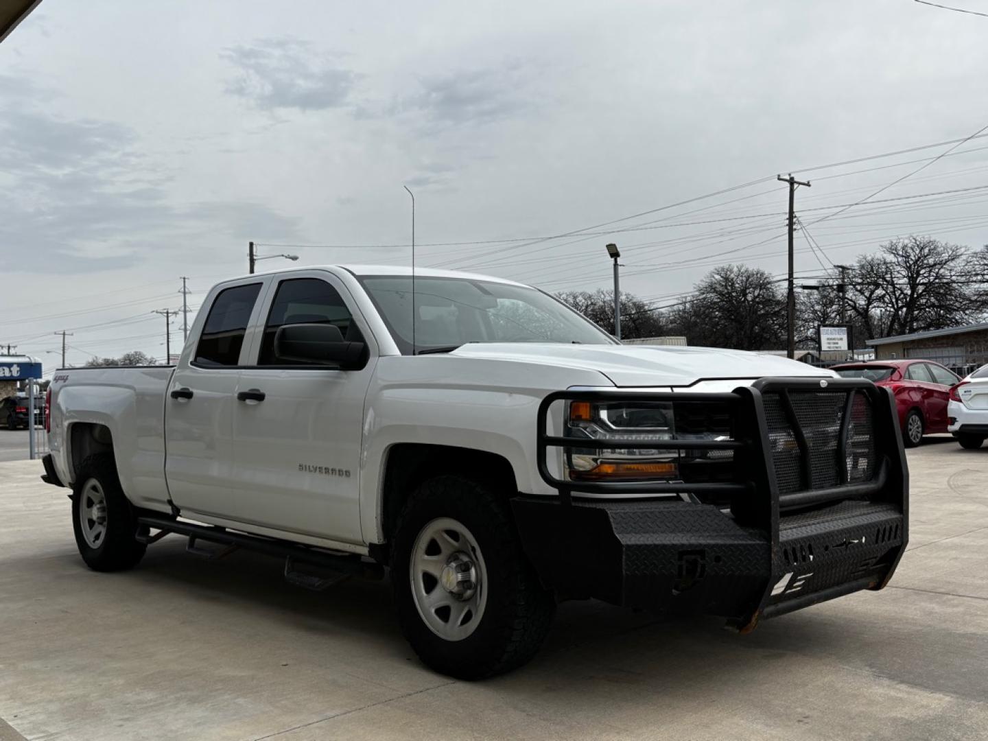 2018 WHITE CHEVROLET SILVERADO 1500 (1GCVKNEC0JZ) with an 5.3L engine, Automatic transmission, located at 4415 NE 28th St., Haltom City, TX, 76117, (817) 222-9334, 0.000000, 0.000000- Photo#1