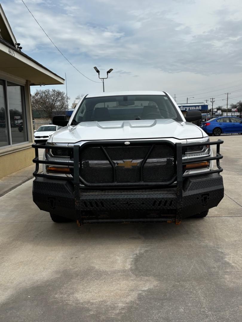 2018 WHITE CHEVROLET SILVERADO 1500 (1GCVKNEC0JZ) with an 5.3L engine, Automatic transmission, located at 4415 NE 28th St., Haltom City, TX, 76117, (817) 222-9334, 0.000000, 0.000000- Photo#2