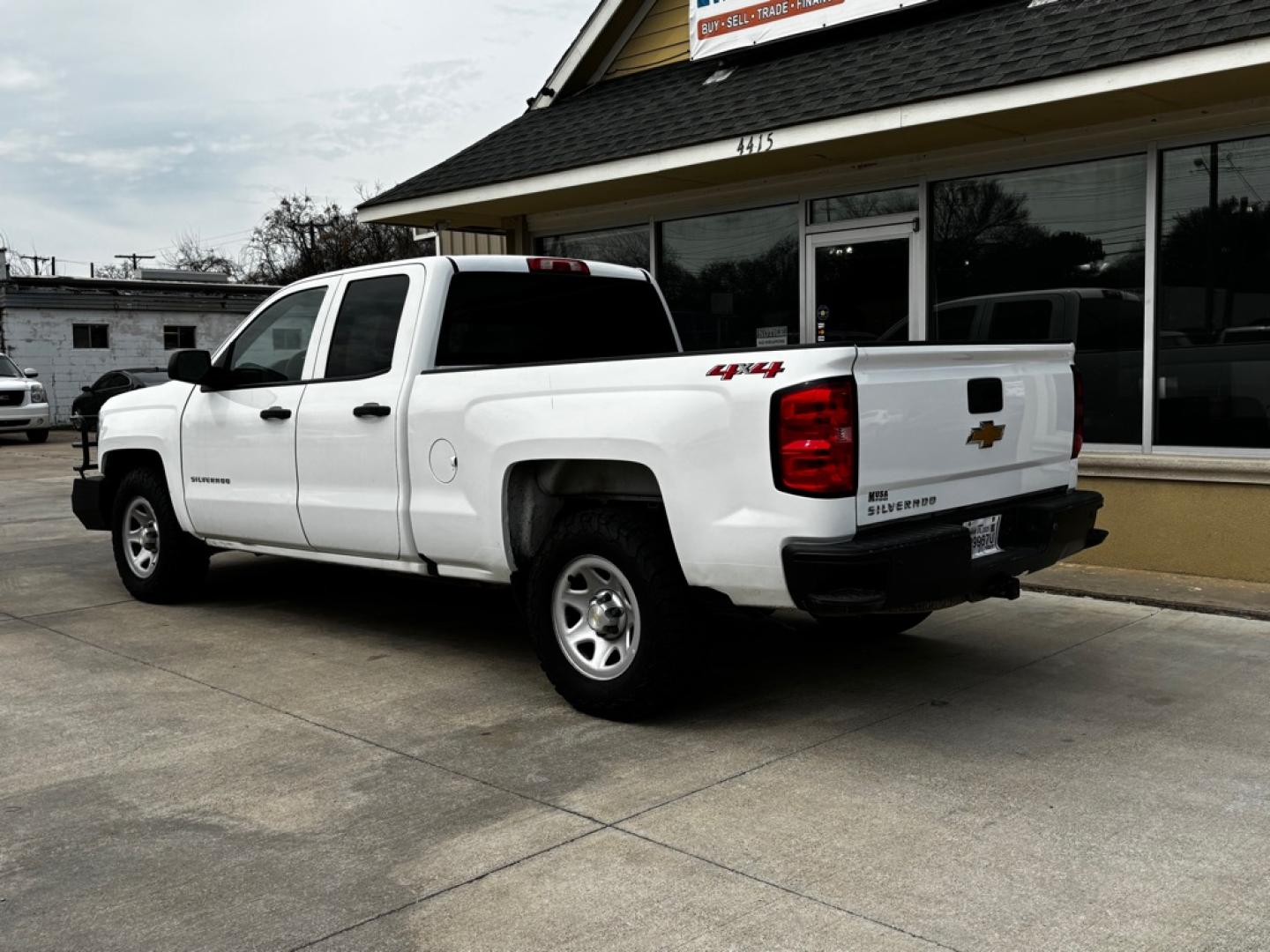 2018 WHITE CHEVROLET SILVERADO 1500 (1GCVKNEC0JZ) with an 5.3L engine, Automatic transmission, located at 4415 NE 28th St., Haltom City, TX, 76117, (817) 222-9334, 0.000000, 0.000000- Photo#3