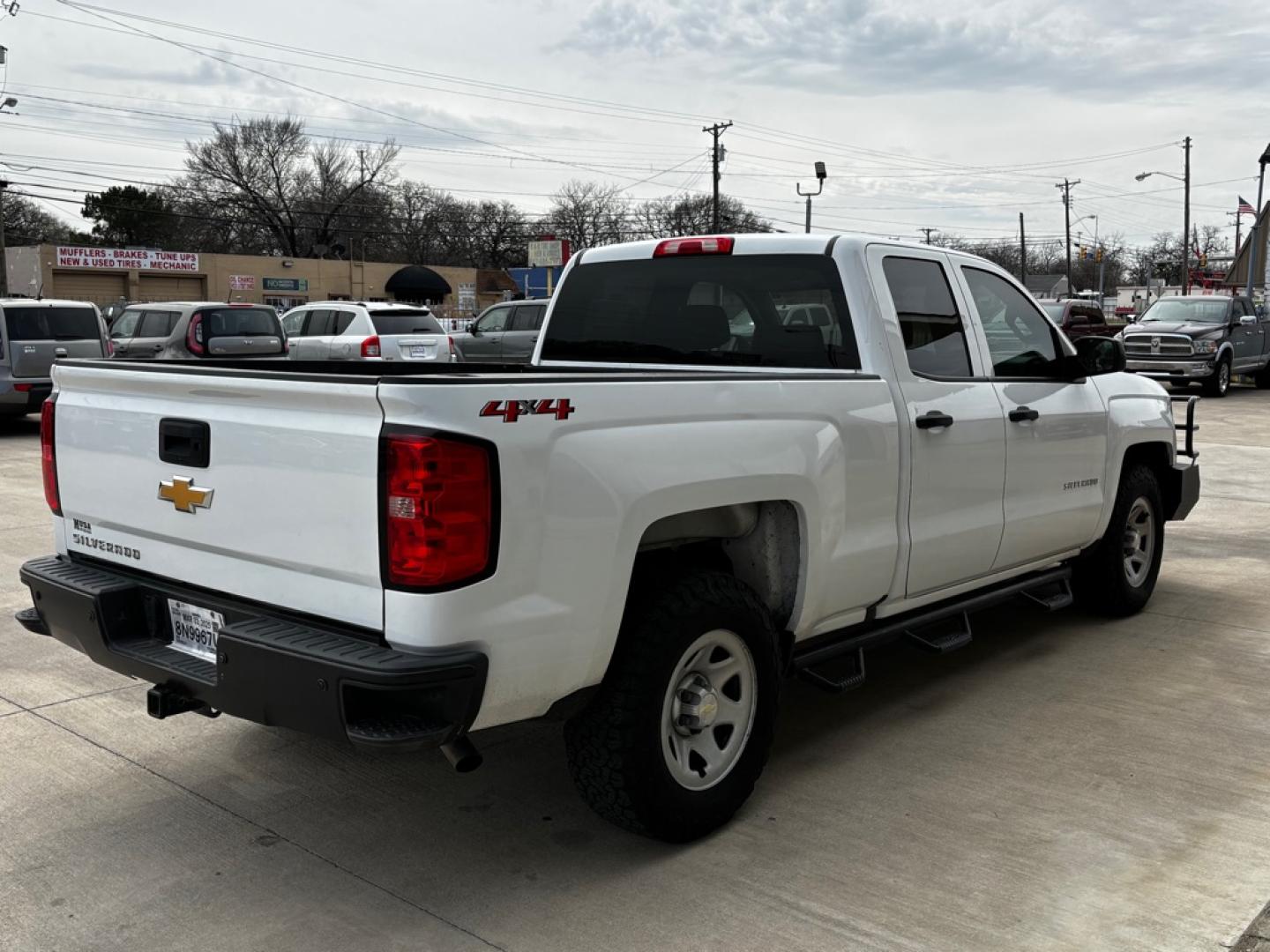 2018 WHITE CHEVROLET SILVERADO 1500 (1GCVKNEC0JZ) with an 5.3L engine, Automatic transmission, located at 4415 NE 28th St., Haltom City, TX, 76117, (817) 222-9334, 0.000000, 0.000000- Photo#4