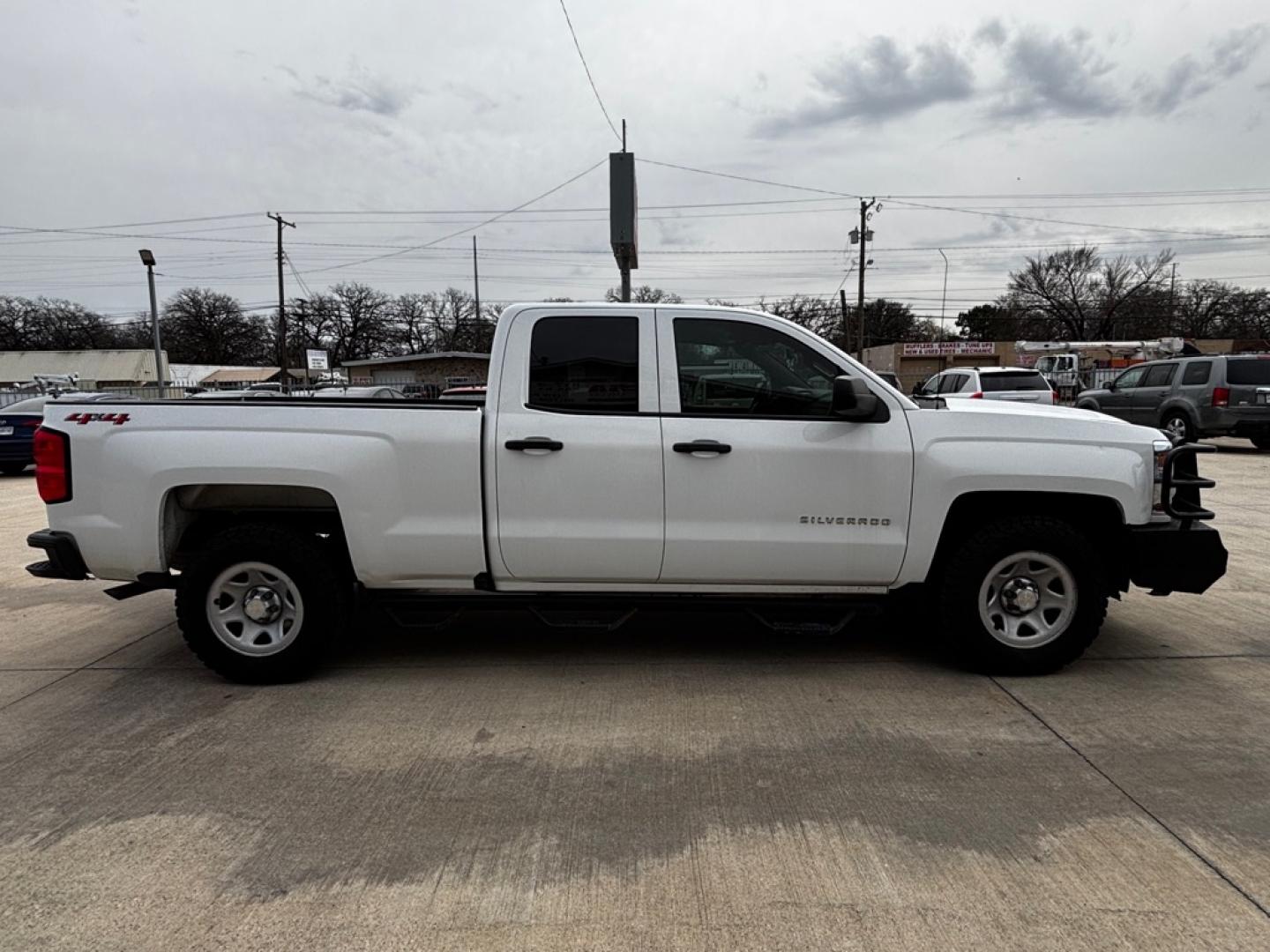 2018 WHITE CHEVROLET SILVERADO 1500 (1GCVKNEC0JZ) with an 5.3L engine, Automatic transmission, located at 4415 NE 28th St., Haltom City, TX, 76117, (817) 222-9334, 0.000000, 0.000000- Photo#6