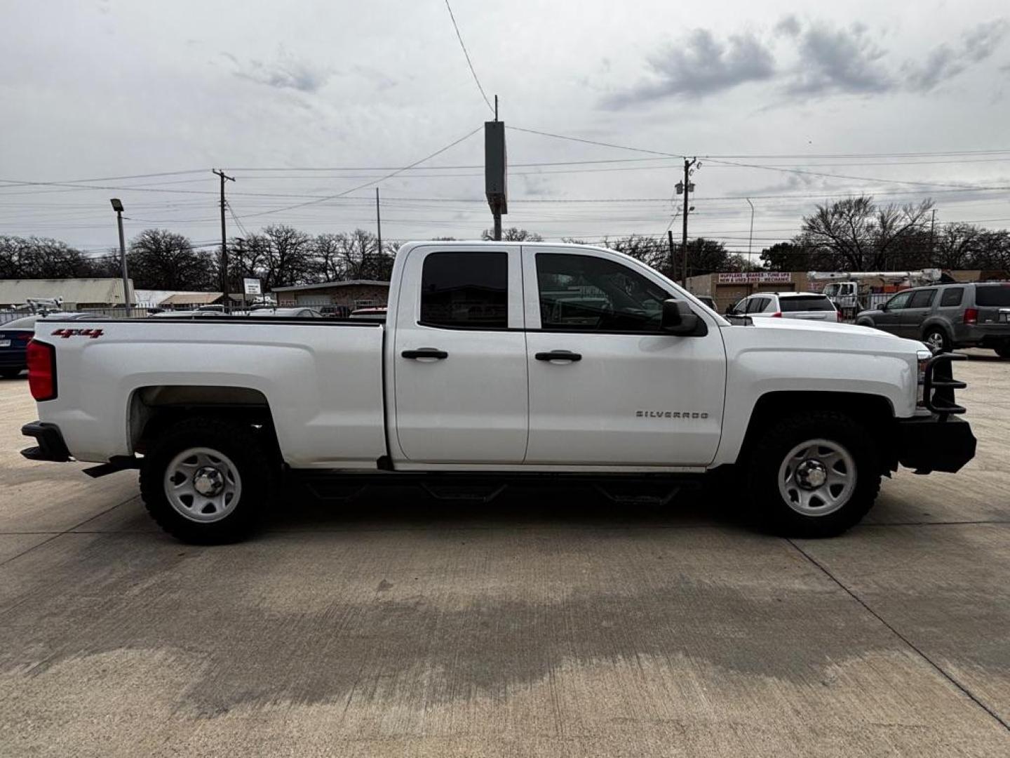 2018 WHITE CHEVROLET SILVERADO 1500 (1GCVKNEC0JZ) with an 5.3L engine, Automatic transmission, located at 4415 NE 28th St., Haltom City, TX, 76117, (817) 222-9334, 0.000000, 0.000000 - Photo#6