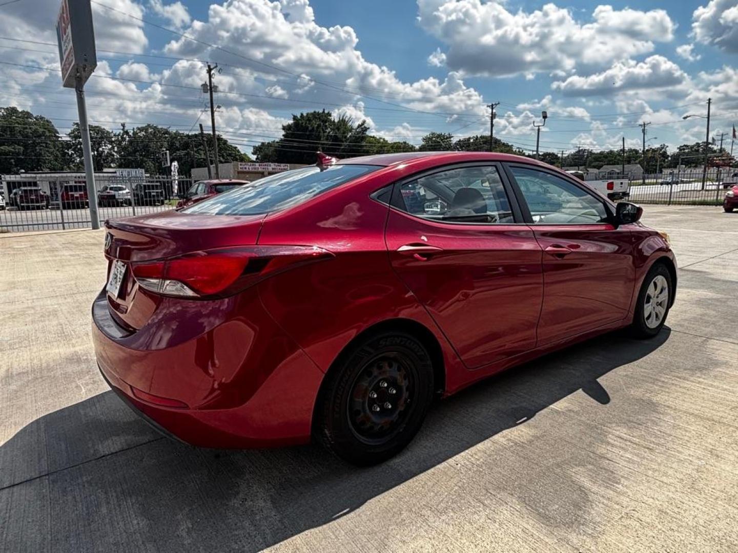 2016 RED HYUNDAI ELANTRA SE (KMHDH4AE5GU) with an 1.8L engine, Automatic transmission, located at 4415 NE 28th St., Haltom City, TX, 76117, (817) 222-9334, 0.000000, 0.000000 - Photo#6