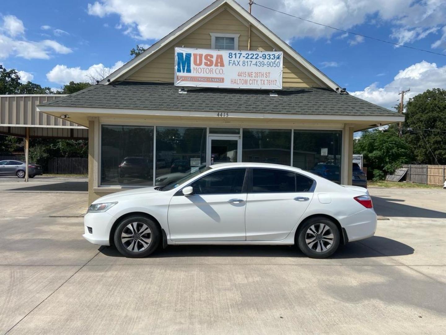 2013 WHITE HONDA ACCORD LX (1HGCR2F39DA) with an 2.4L engine, Continuously Variable transmission, located at 4415 NE 28th St., Haltom City, TX, 76117, (817) 222-9334, 0.000000, 0.000000 - Photo#0