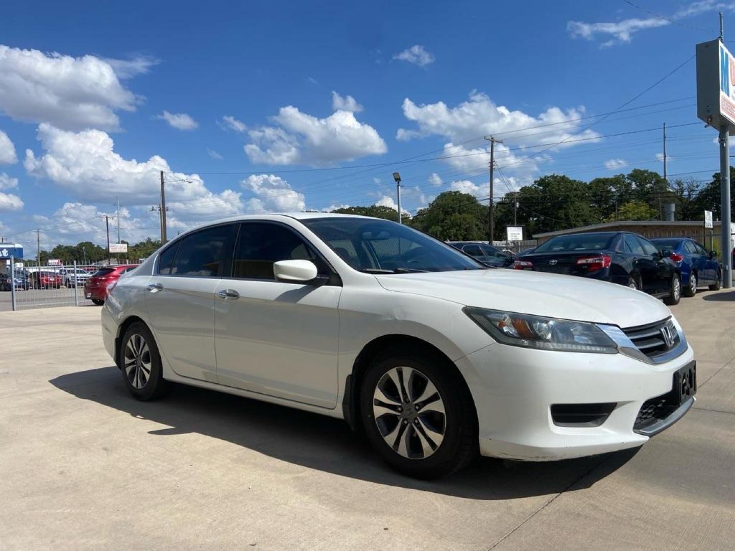 2013 WHITE HONDA ACCORD LX (1HGCR2F39DA) with an 2.4L engine, Continuously Variable transmission, located at 4415 NE 28th St., Haltom City, TX, 76117, (817) 222-9334, 0.000000, 0.000000 - Photo#2