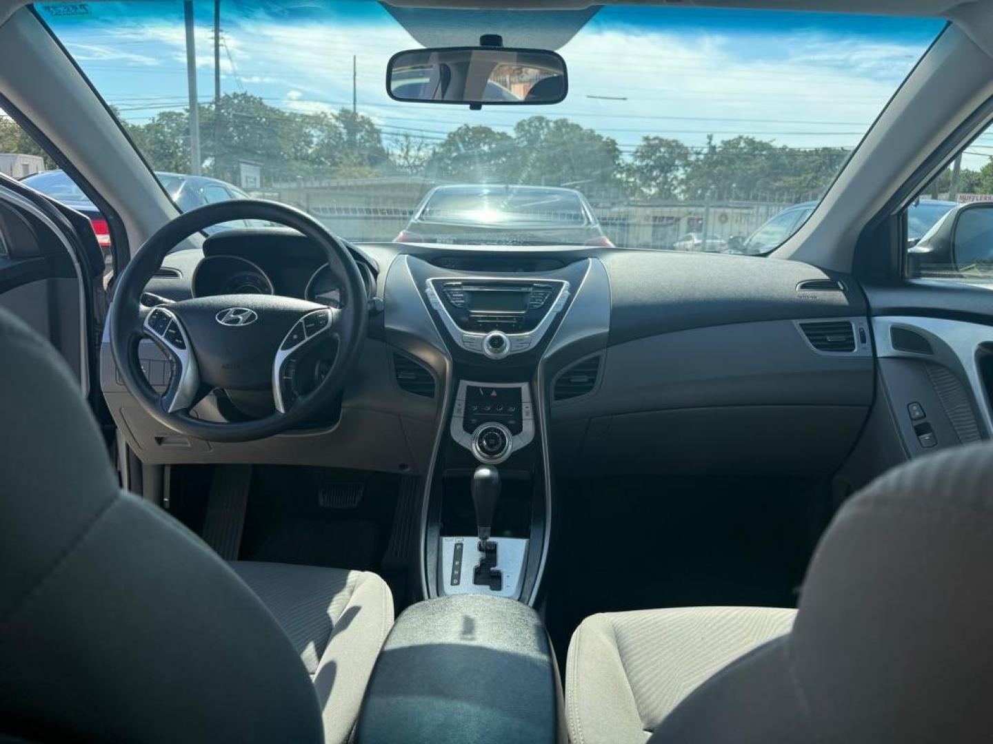 2012 SILVER HYUNDAI ELANTRA GLS (KMHDH4AE9CU) with an 1.8L engine, Automatic transmission, located at 4415 NE 28th St., Haltom City, TX, 76117, (817) 222-9334, 0.000000, 0.000000 - Photo#4