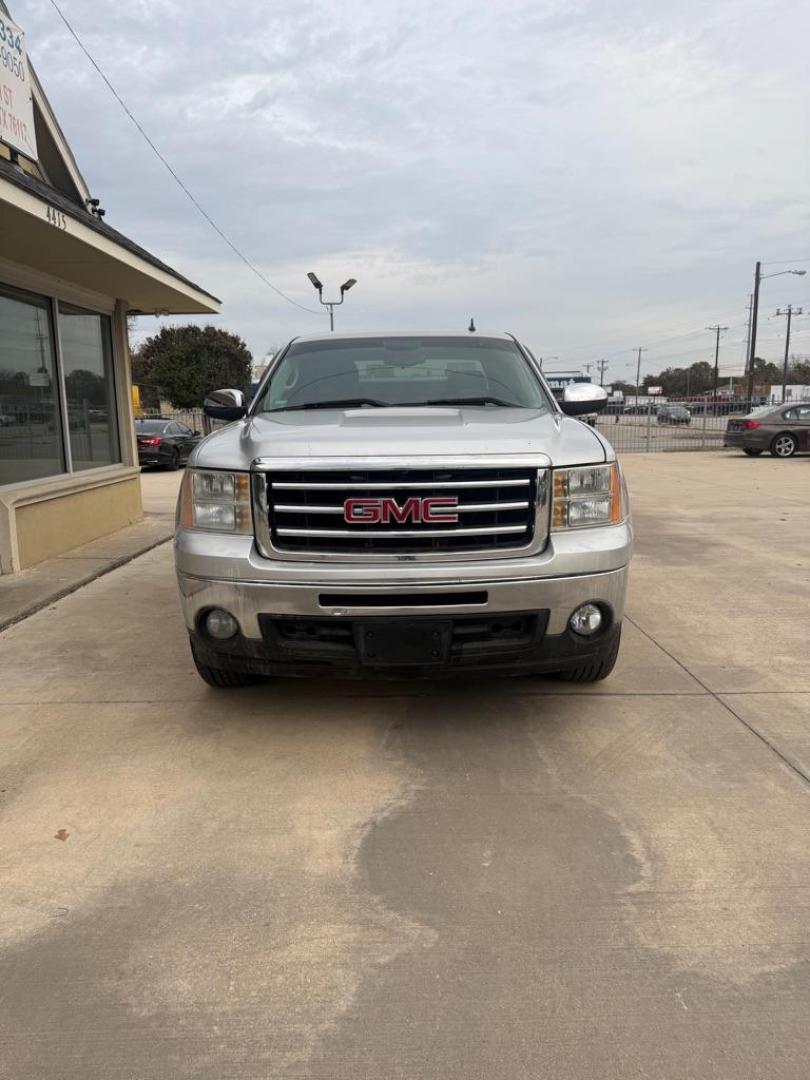 2013 SILVER GMC SIERRA 1500 SLE (1GTR1VE01DZ) with an 5.3L engine, Automatic transmission, located at 4415 NE 28th St., Haltom City, TX, 76117, (817) 222-9334, 0.000000, 0.000000 - Photo#1