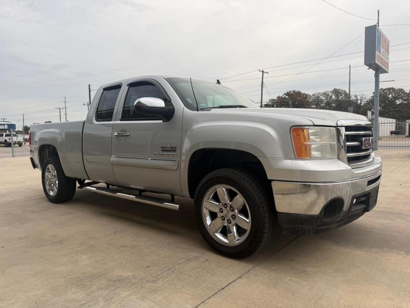 2013 SILVER GMC SIERRA 1500 SLE (1GTR1VE01DZ) with an 5.3L engine, Automatic transmission, located at 4415 NE 28th St., Haltom City, TX, 76117, (817) 222-9334, 0.000000, 0.000000 - Photo#2