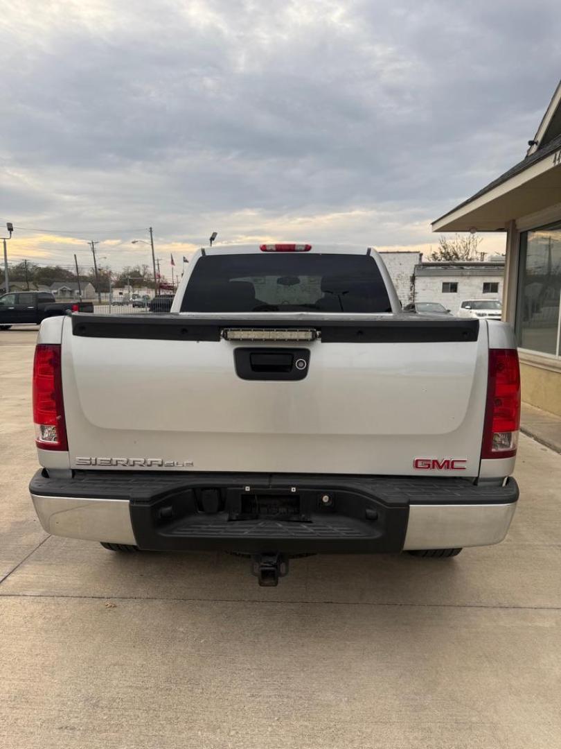 2013 SILVER GMC SIERRA 1500 SLE (1GTR1VE01DZ) with an 5.3L engine, Automatic transmission, located at 4415 NE 28th St., Haltom City, TX, 76117, (817) 222-9334, 0.000000, 0.000000 - Photo#4