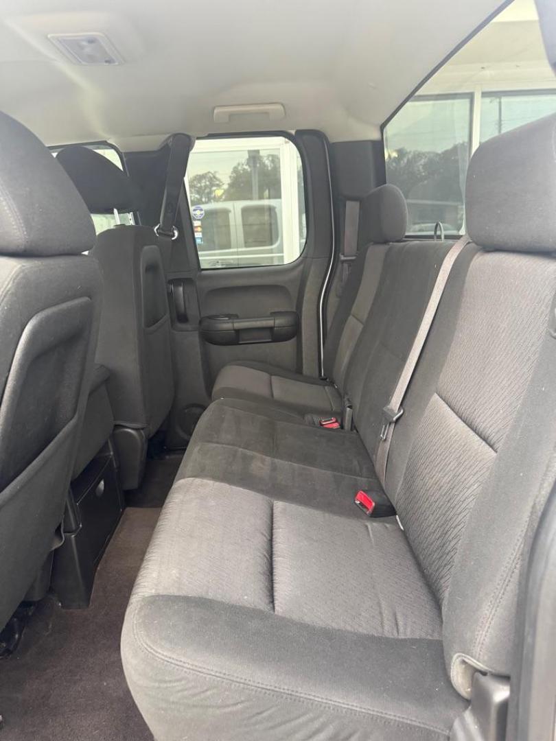 2013 SILVER GMC SIERRA 1500 SLE (1GTR1VE01DZ) with an 5.3L engine, Automatic transmission, located at 4415 NE 28th St., Haltom City, TX, 76117, (817) 222-9334, 0.000000, 0.000000 - Photo#5