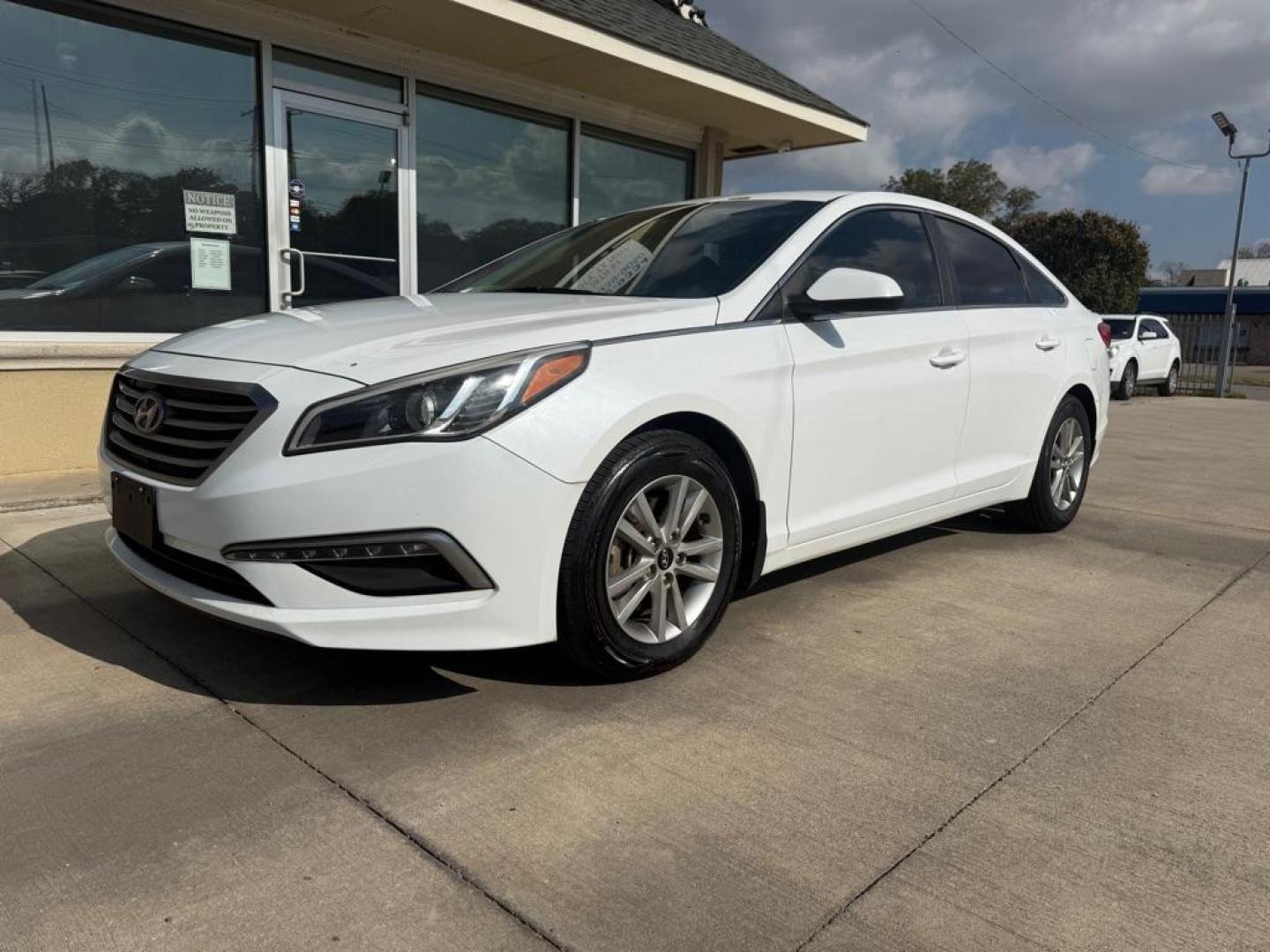 2015 WHITE HYUNDAI SONATA SE (5NPE24AF0FH) with an 2.4L engine, Automatic transmission, located at 4415 NE 28th St., Haltom City, TX, 76117, (817) 222-9334, 0.000000, 0.000000 - Photo#0