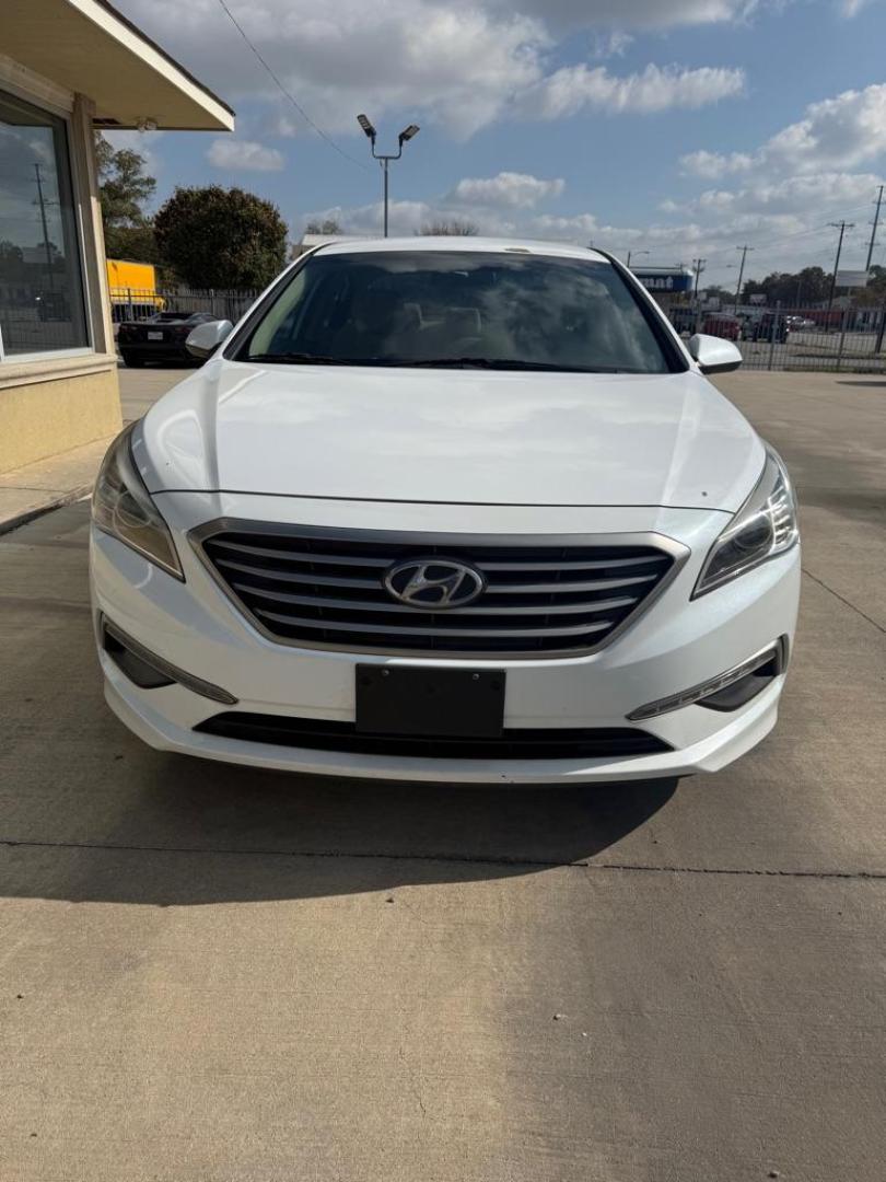 2015 WHITE HYUNDAI SONATA SE (5NPE24AF0FH) with an 2.4L engine, Automatic transmission, located at 4415 NE 28th St., Haltom City, TX, 76117, (817) 222-9334, 0.000000, 0.000000 - Photo#1