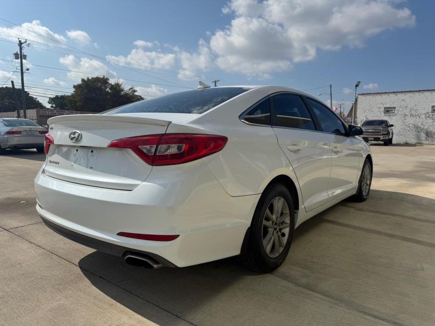 2015 WHITE HYUNDAI SONATA SE (5NPE24AF0FH) with an 2.4L engine, Automatic transmission, located at 4415 NE 28th St., Haltom City, TX, 76117, (817) 222-9334, 0.000000, 0.000000 - Photo#3