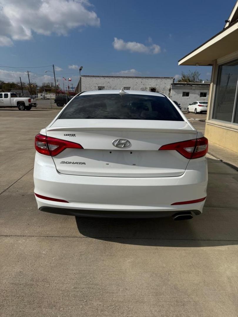 2015 WHITE HYUNDAI SONATA SE (5NPE24AF0FH) with an 2.4L engine, Automatic transmission, located at 4415 NE 28th St., Haltom City, TX, 76117, (817) 222-9334, 0.000000, 0.000000 - Photo#4
