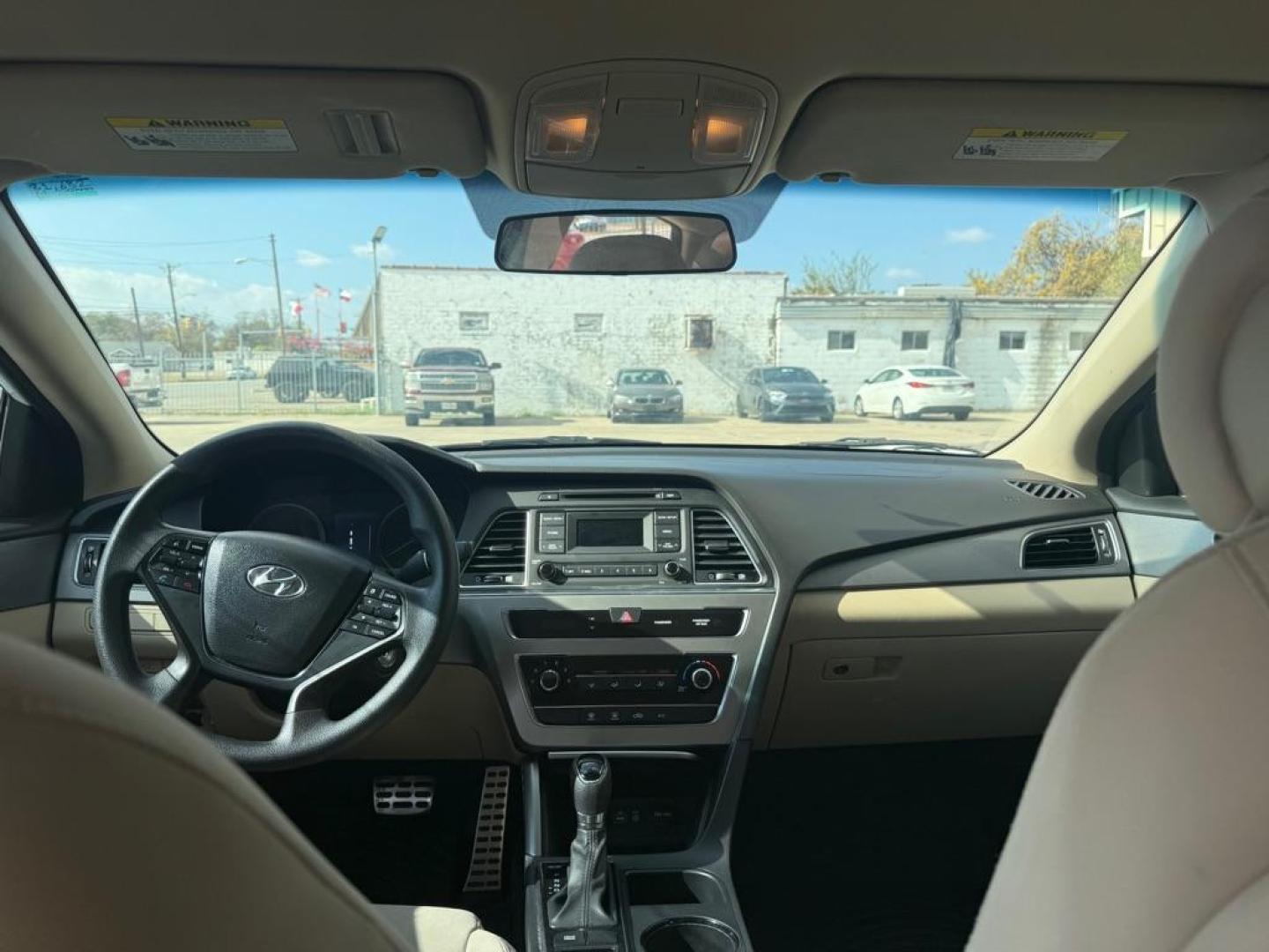 2015 WHITE HYUNDAI SONATA SE (5NPE24AF0FH) with an 2.4L engine, Automatic transmission, located at 4415 NE 28th St., Haltom City, TX, 76117, (817) 222-9334, 0.000000, 0.000000 - Photo#6