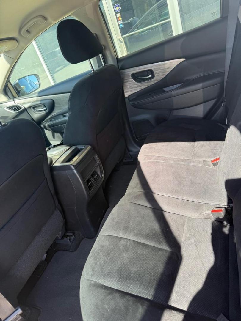 2017 SILVER NISSAN MURANO S (5N1AZ2MG2HN) with an 3.5L engine, Continuously Variable transmission, located at 4415 NE 28th St., Haltom City, TX, 76117, (817) 222-9334, 0.000000, 0.000000 - Photo#6