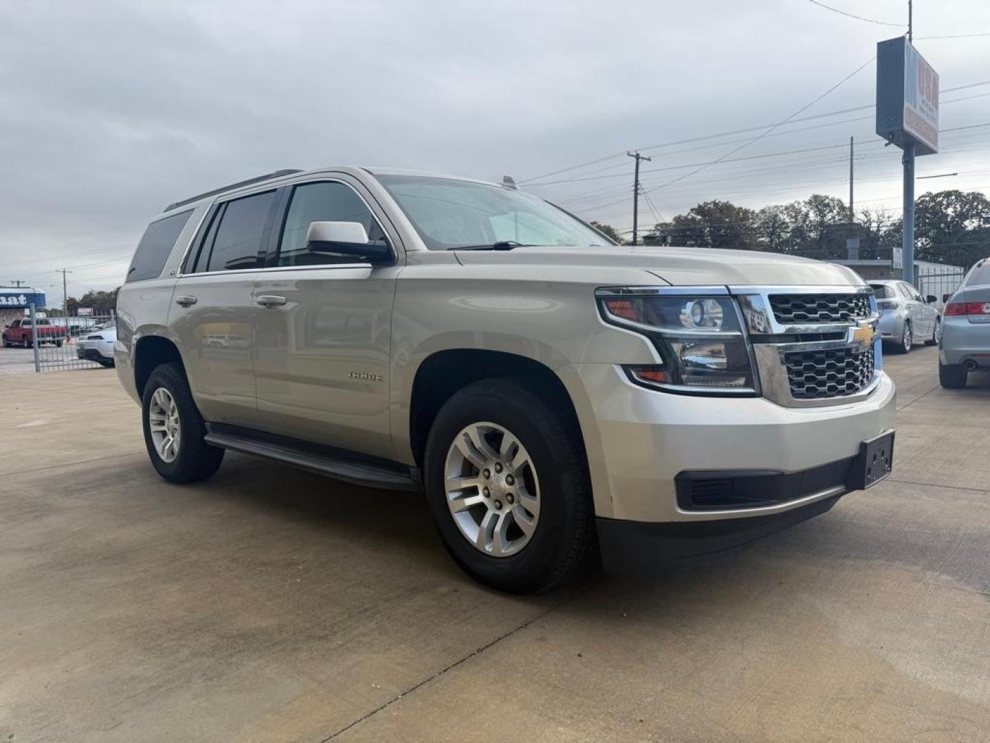 2016 GOLD CHEVROLET TAHOE 1500 LS (1GNSCAEC6GR) with an 5.3L engine, Automatic transmission, located at 4415 NE 28th St., Haltom City, TX, 76117, (817) 222-9334, 0.000000, 0.000000 - Photo#2