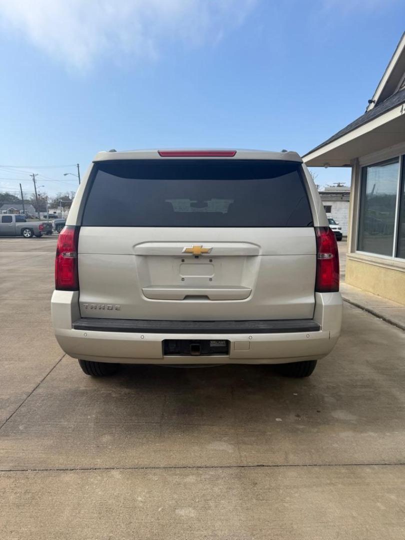 2016 GOLD CHEVROLET TAHOE 1500 LS (1GNSCAEC6GR) with an 5.3L engine, Automatic transmission, located at 4415 NE 28th St., Haltom City, TX, 76117, (817) 222-9334, 0.000000, 0.000000 - Photo#4