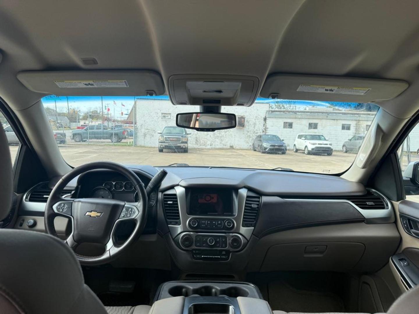 2016 GOLD CHEVROLET TAHOE 1500 LS (1GNSCAEC6GR) with an 5.3L engine, Automatic transmission, located at 4415 NE 28th St., Haltom City, TX, 76117, (817) 222-9334, 0.000000, 0.000000 - Photo#5